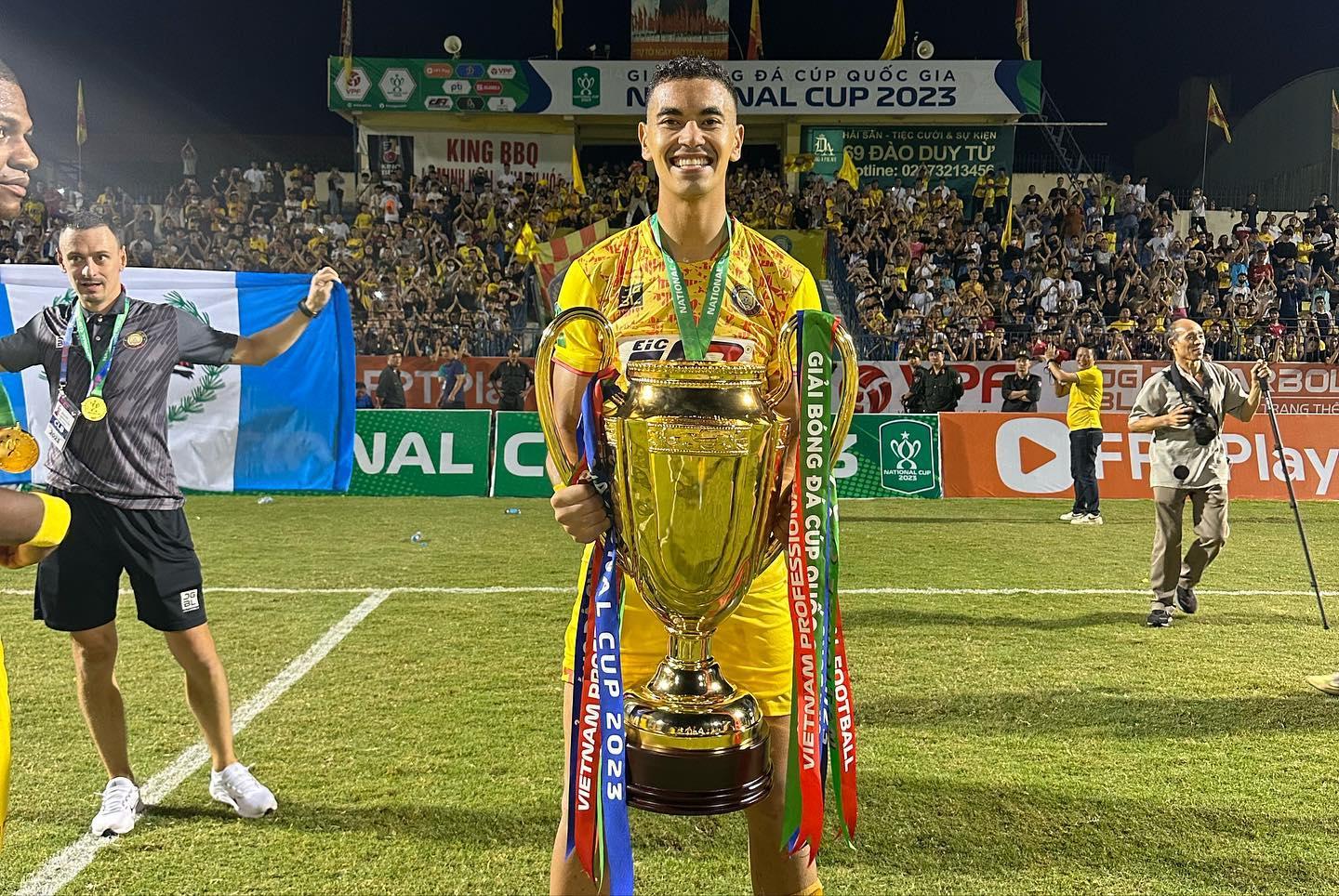 HLV Kim Sang Sik đề xuất nhập tịch trung vệ Brazil